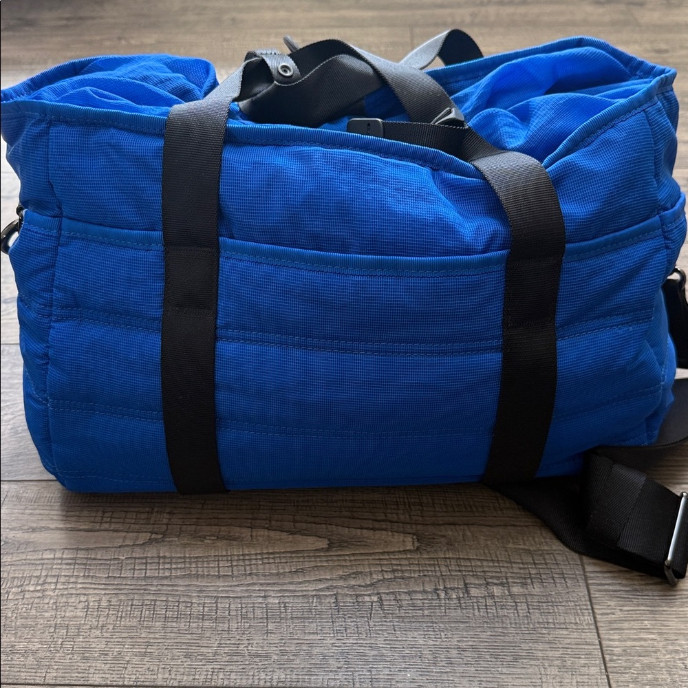 Lululemon Duffle bag - Picture 4 of 11